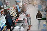 Саратовец похитил забытый на кассе самообслуживания телефон и попался